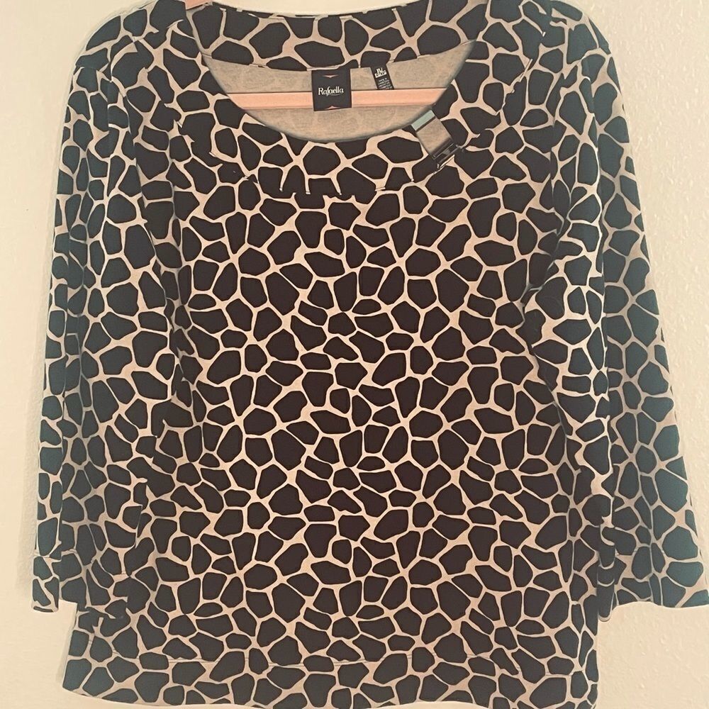 RAFAELLA GIRAFFE PRINT SWEATER CROPPED SLEEVE
